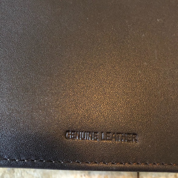 🎉HP 10/15/18 🎉Bi-Fold Leather Wallet - Picture 3 of 7